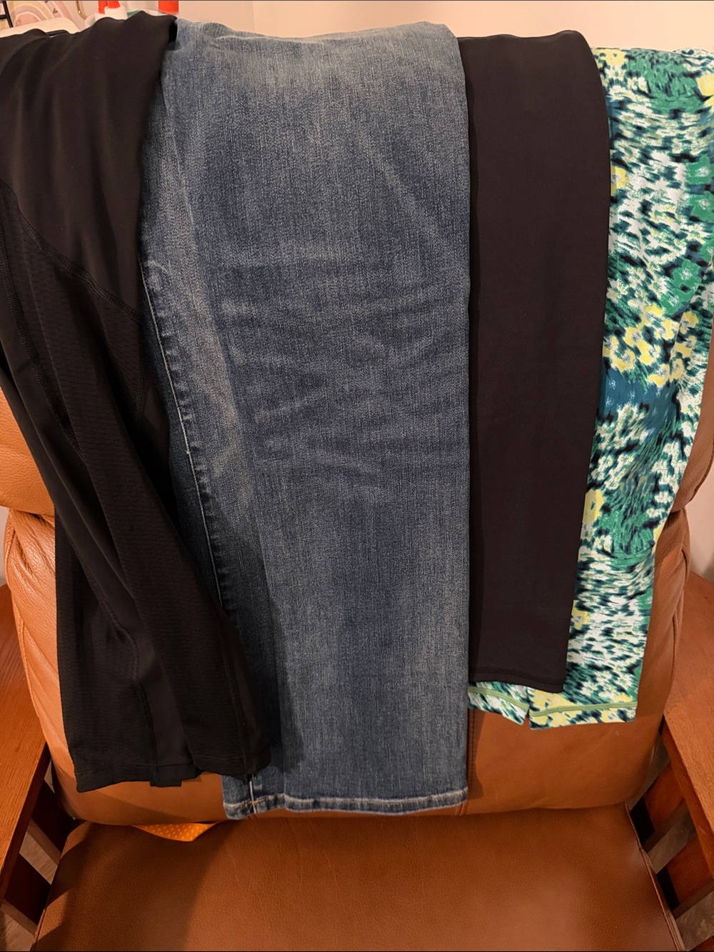 Bundle of 4 pairs girls / women’s leggings & jeans